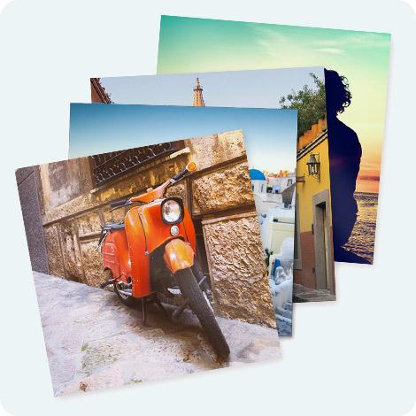 Stapel quadratische Fotodrucke mit Roller und italienische Urlaubseindrücke