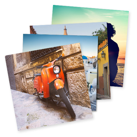 Stapel quadratische Fotodrucke mit Roller und italienische Urlaubseindrücke